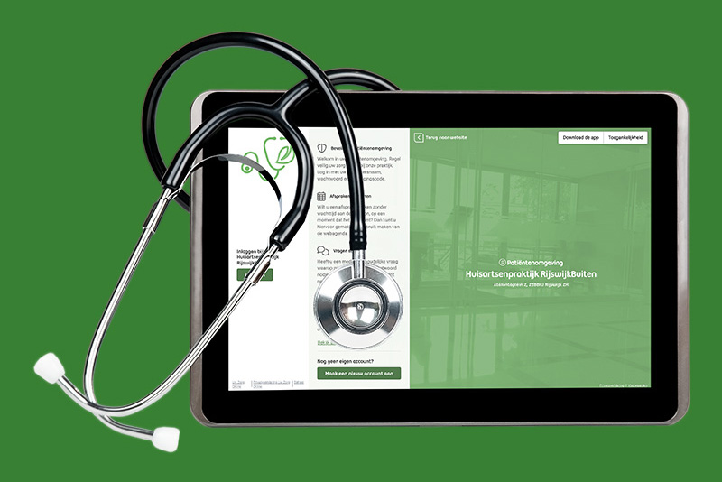 Het patientenportaal op een tablet met een stethoscoop die over de tablet hangt.
