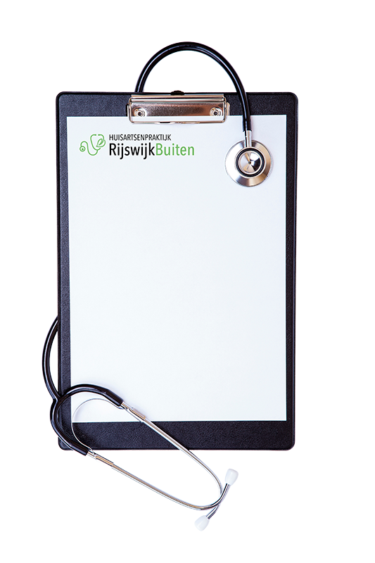 Clipboard met stethoscoop en papier met het logo van Huisartsenprakijk RijswijkBuiten
