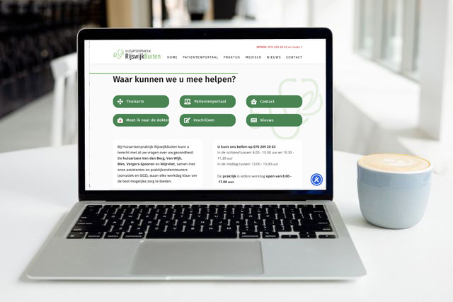Nieuwe website HAPRB in mockup Nieuwe website van Huisartsenpraktijk Rijswijk buiten te zien op een laptop op een tafel met een kop koffie ernaast.